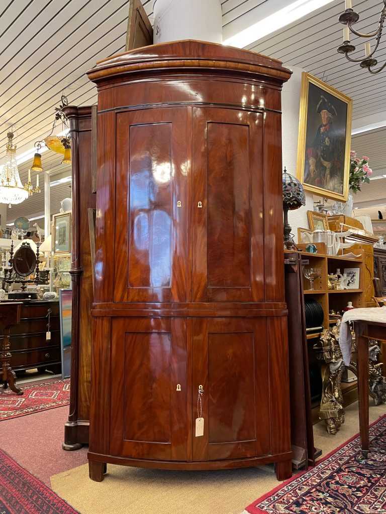 Eckschrank mit schinkeldach – jetzt im kunsthandel berlin entdecken Eckschrank mit schinkeldach • kunst & antiquitäten berlin