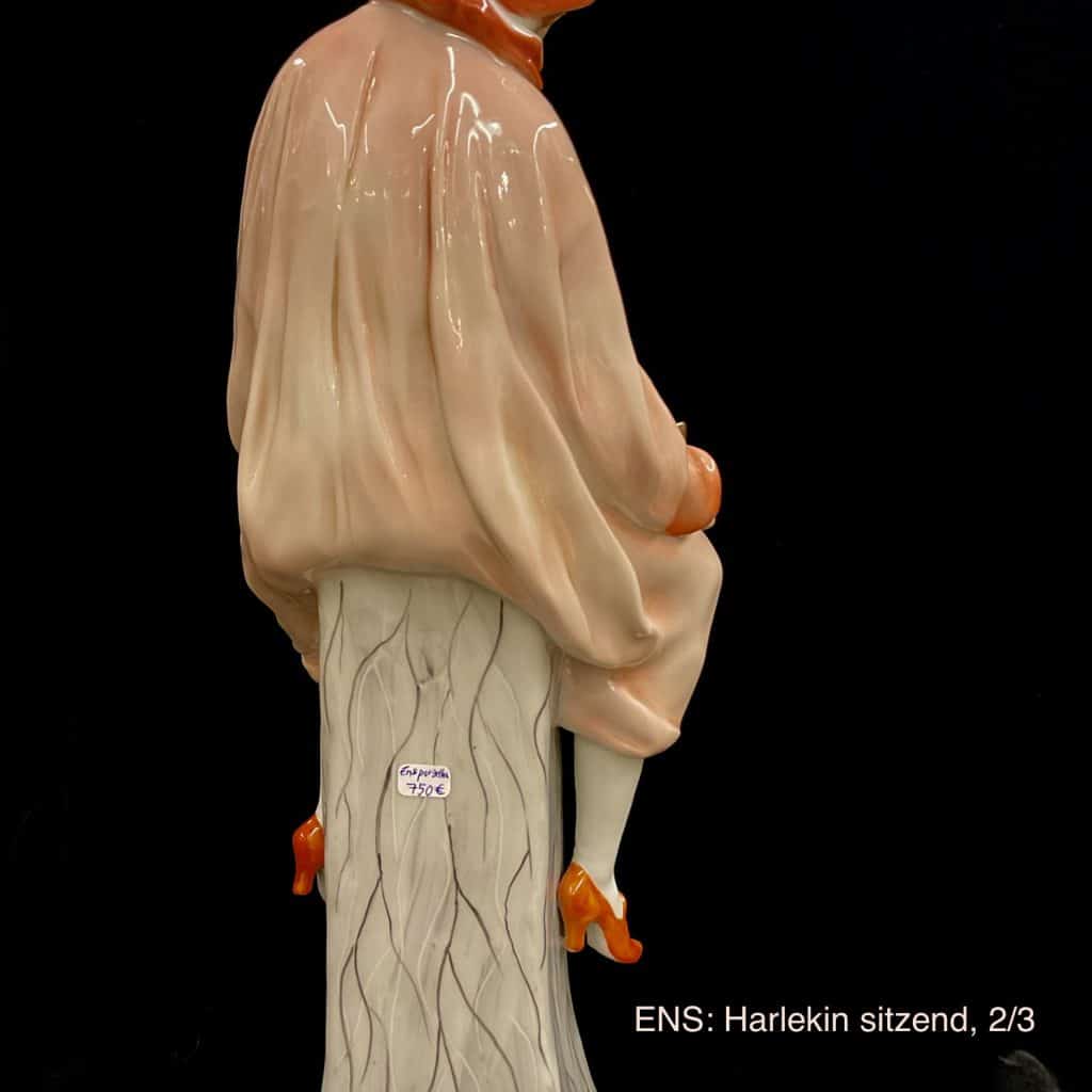 Ens - porzellanfigur: harlekin – jetzt im kunsthandel berlin entdecken Ens - porzellanfigur: harlekin sitzend ca. 1900- 1919, bemalte fassung vom bildhauer anton büschelberger (1869-1934), thüringen,