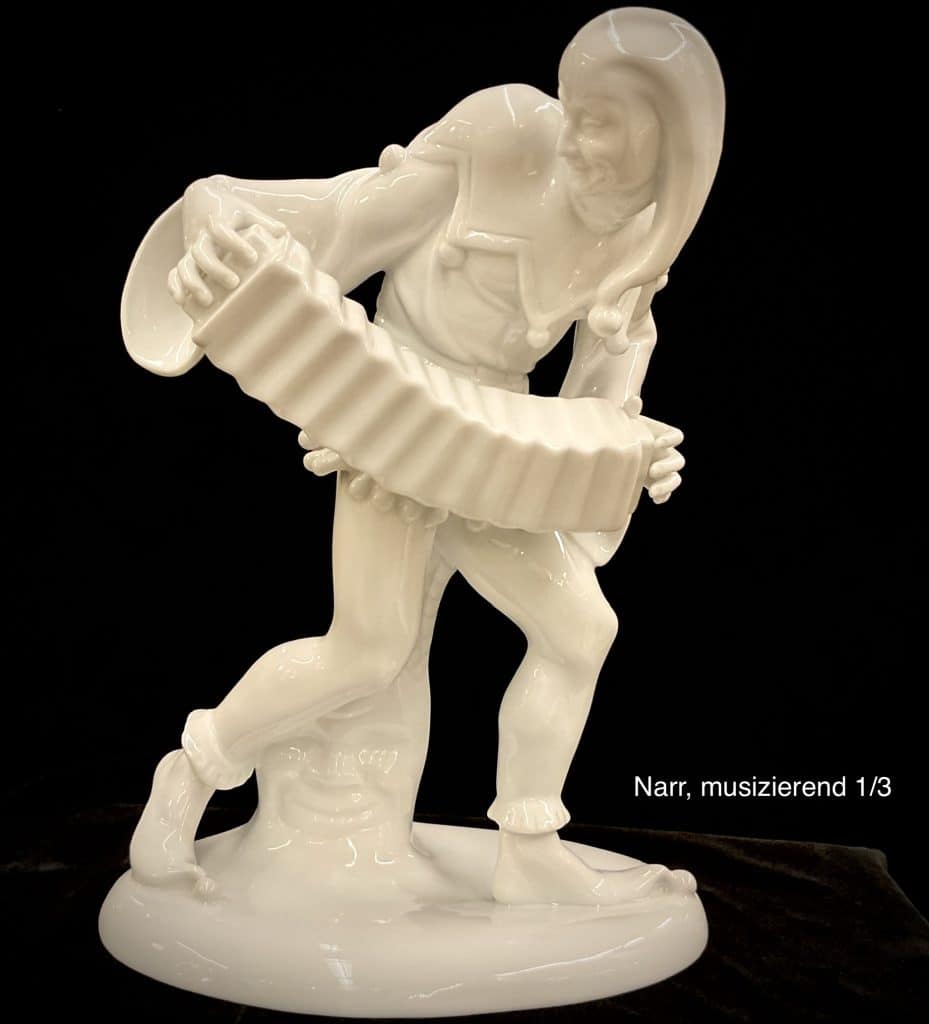 Musizierender narr – jetzt im kunsthandel berlin entdecken Porzellanfigur narr musizierend, monochrom weißfarben, 1919, von gustav oppel (1891-1978) für die schwarzburger werkstätten, künstler-signa
