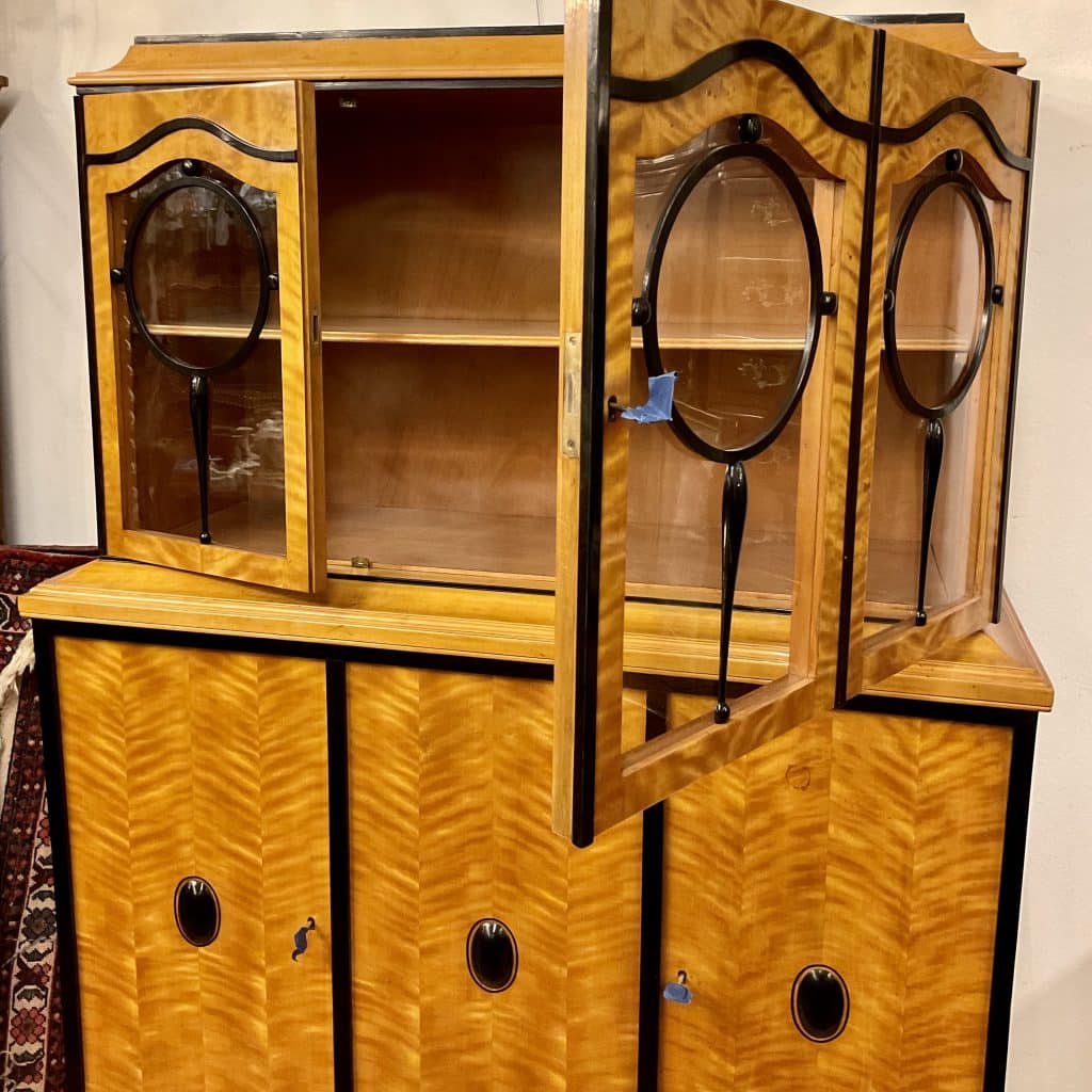 Artdéco salonschränkchen birkenholz – jetzt im kunsthandel berlin entdecken Rtdéco salonschränkchen, birkenholz, um 1920, restaurierter zustand, ebonisierte (schwarze) leisten
höhe 174cm