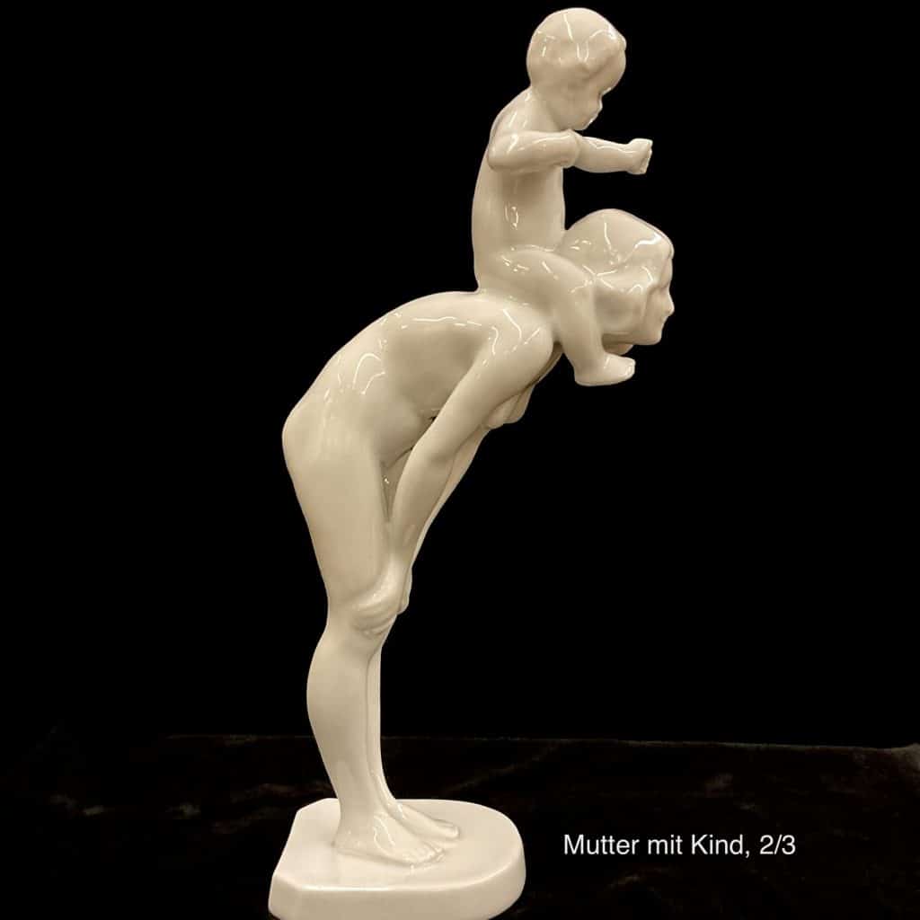 "mutter mit kind" – jetzt im kunsthandel berlin entdecken Bezaubernde porzellanfigur mutter mit kind, monochrom weißfarben, 1919 schwarzburger werkstätten, firmenemblem fuchs unterm sockel vorhanden