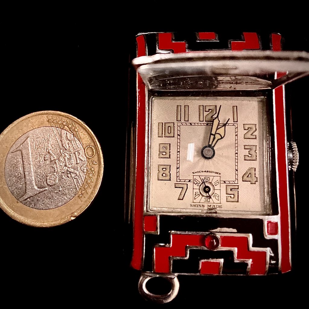 Art Deco Rote Uhr aufziehbar Swizz Made