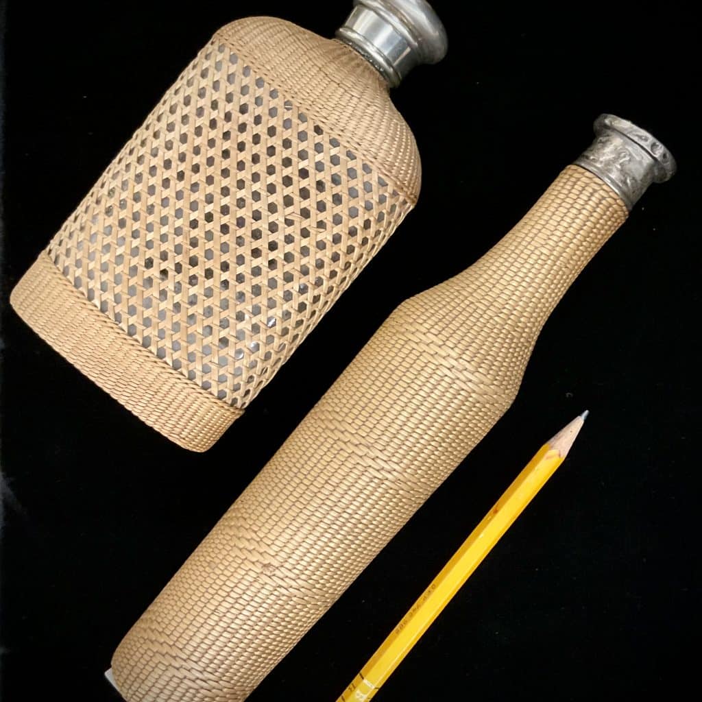 Zwei trinkflaschen aus glas mit feinster korbgeflechtummantelung, jäger-accessoirs, in selten hervorragend erhaltenem zustand! England, um 1850-1870