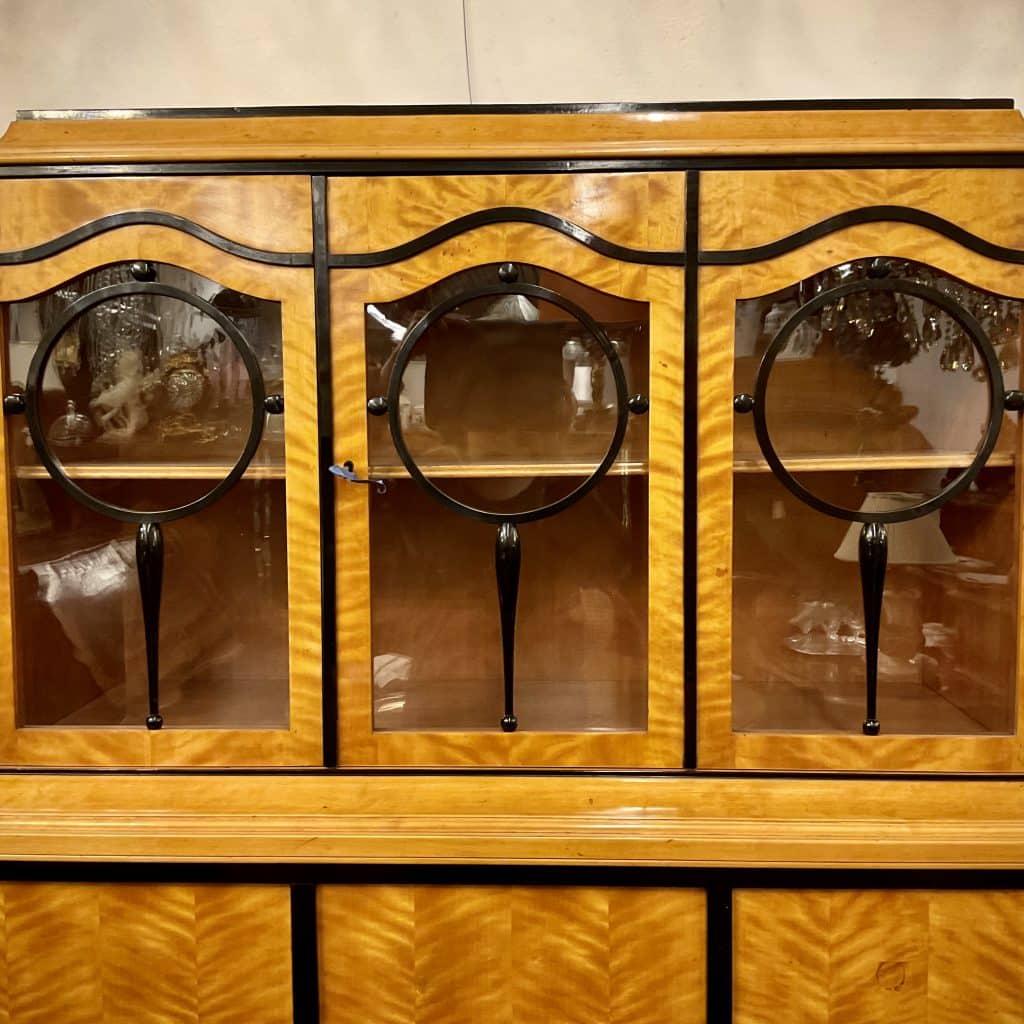 Artdéco salonschränkchen birkenholz – jetzt im kunsthandel berlin entdecken Rtdéco salonschränkchen, birkenholz, um 1920, restaurierter zustand, ebonisierte (schwarze) leisten
höhe 174cm