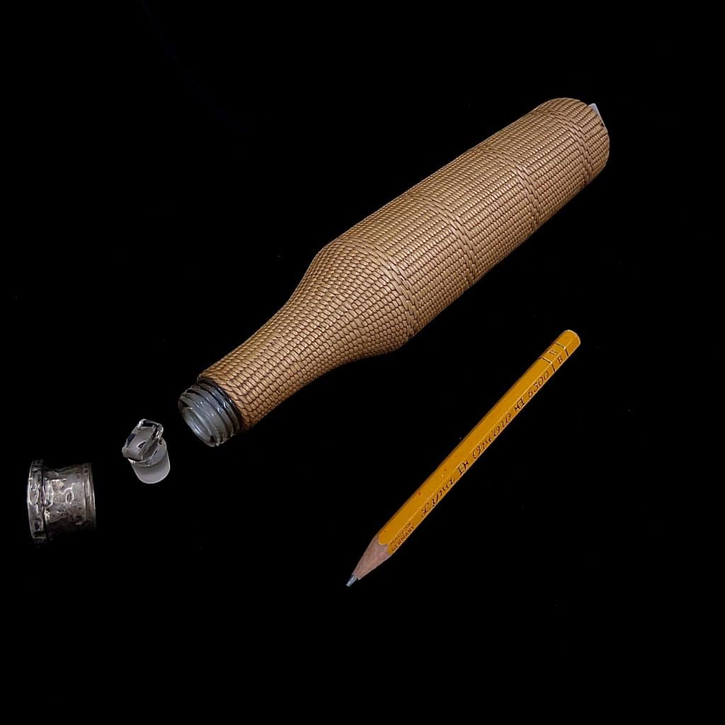 Zwei trinkflaschen aus glas mit feinster korbgeflechtummantelung, jäger-accessoirs, in selten hervorragend erhaltenem zustand! England, um 1850-1870