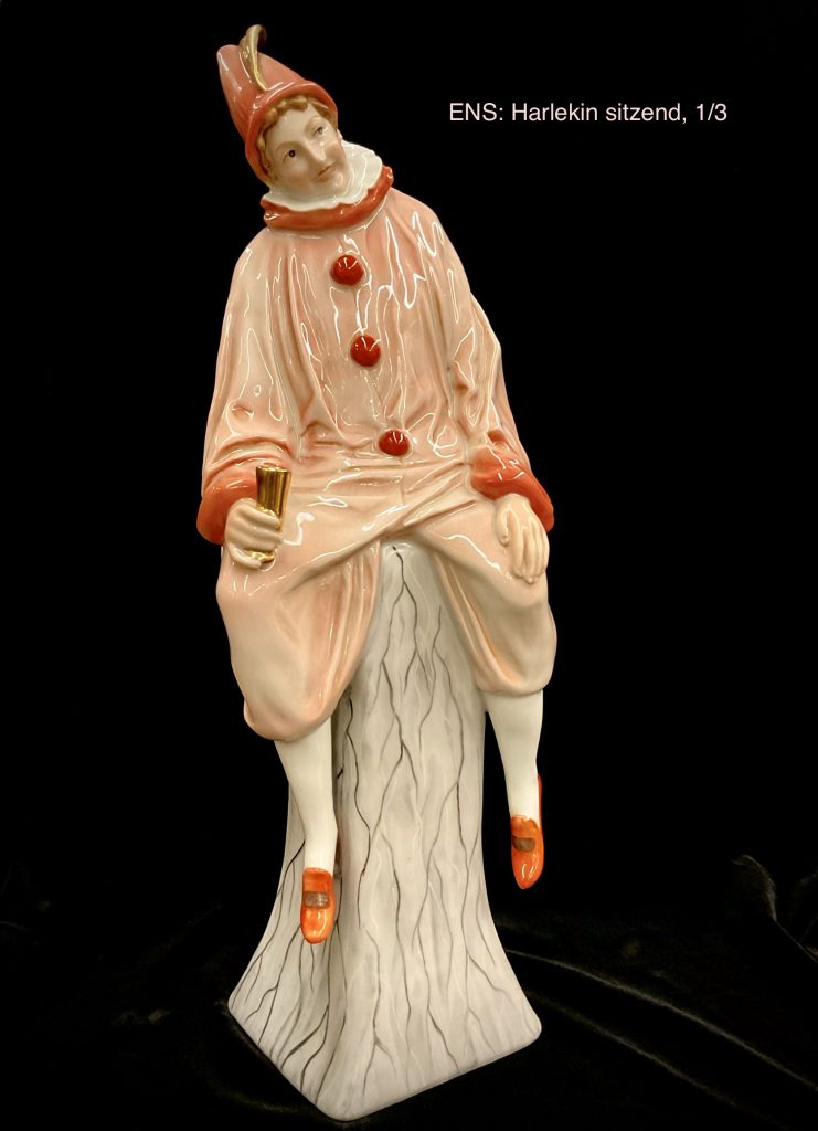 Ens - Porzellanfigur: Harlekin sitzend ca. 1900- 1919, bemalte Fassung vom Bildhauer Anton Büschelberger (1869-1934), Thüringen,