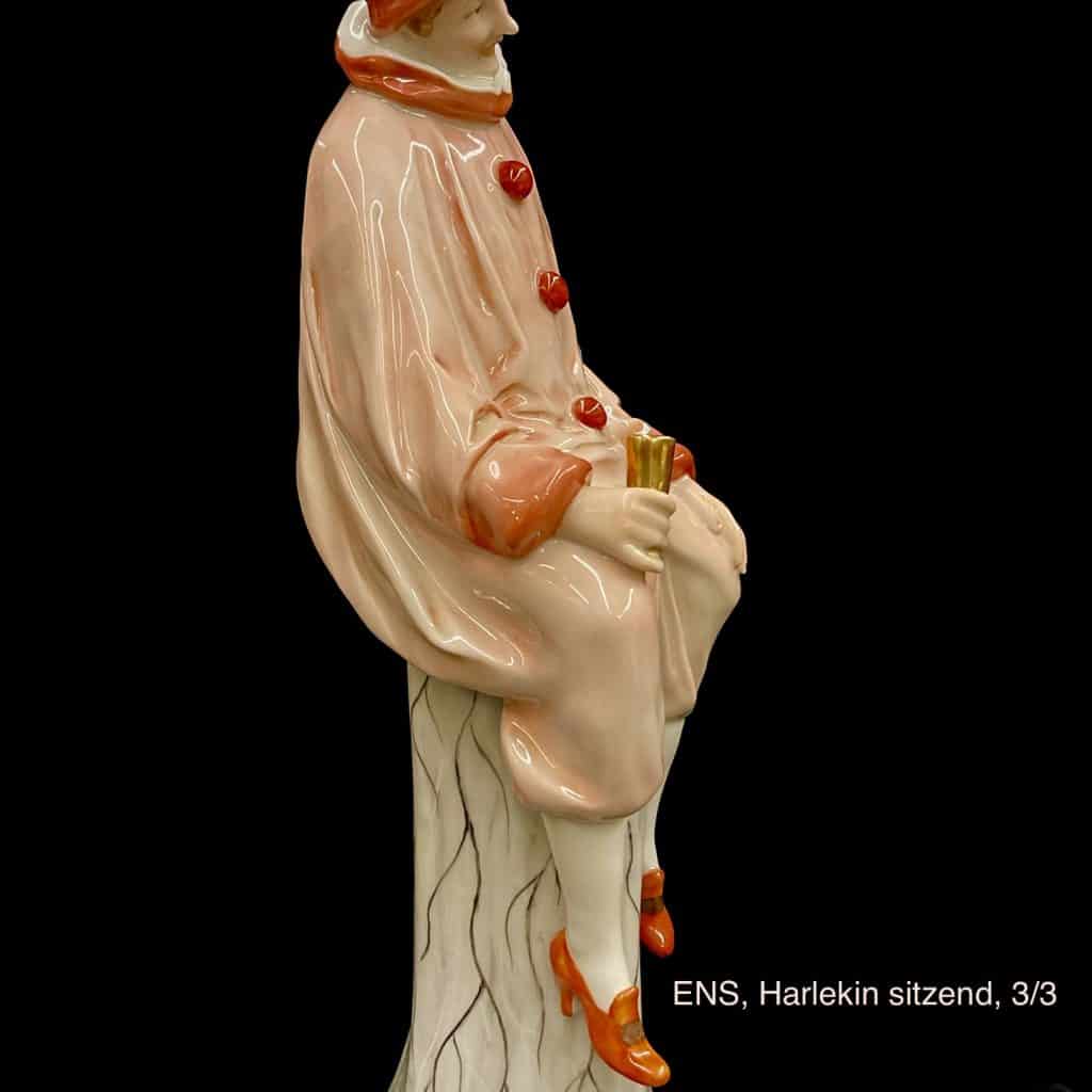 Ens - Porzellanfigur: Harlekin sitzend ca. 1900- 1919, bemalte Fassung vom Bildhauer Anton Büschelberger (1869-1934), Thüringen,