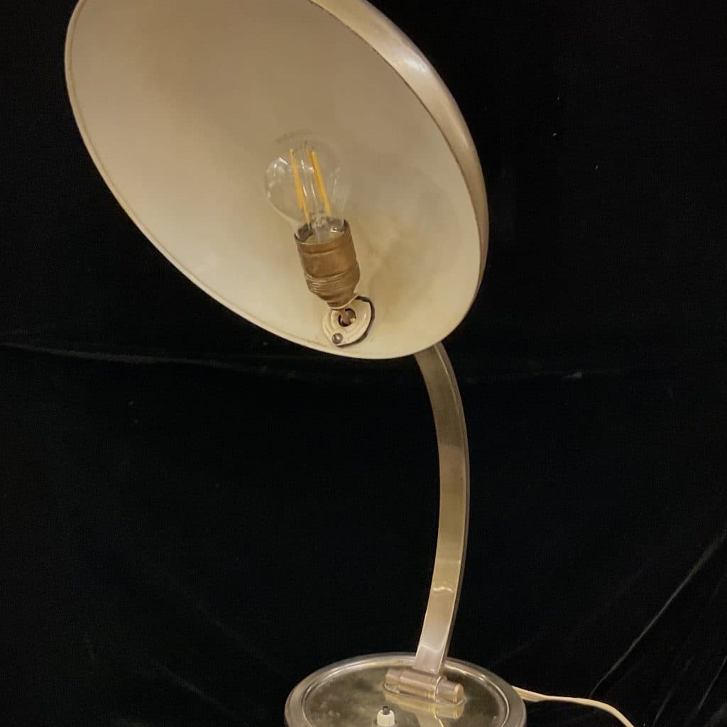 Art Déco Lampe der Firma Gecos / Gebrüder Cosack 60er Jahre Material: patiniertes Messing, verstellbar am Kugelgelenk/Schirm sowie am Fuß