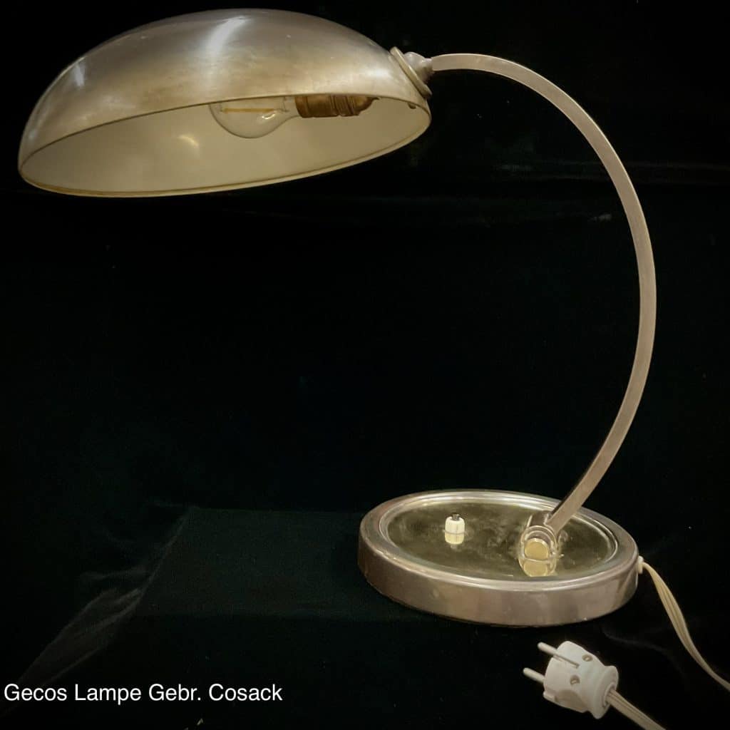 Art Déco Lampe der Firma Gecos / Gebrüder Cosack 60er Jahre Material: patiniertes Messing, verstellbar am Kugelgelenk/Schirm sowie am Fuß