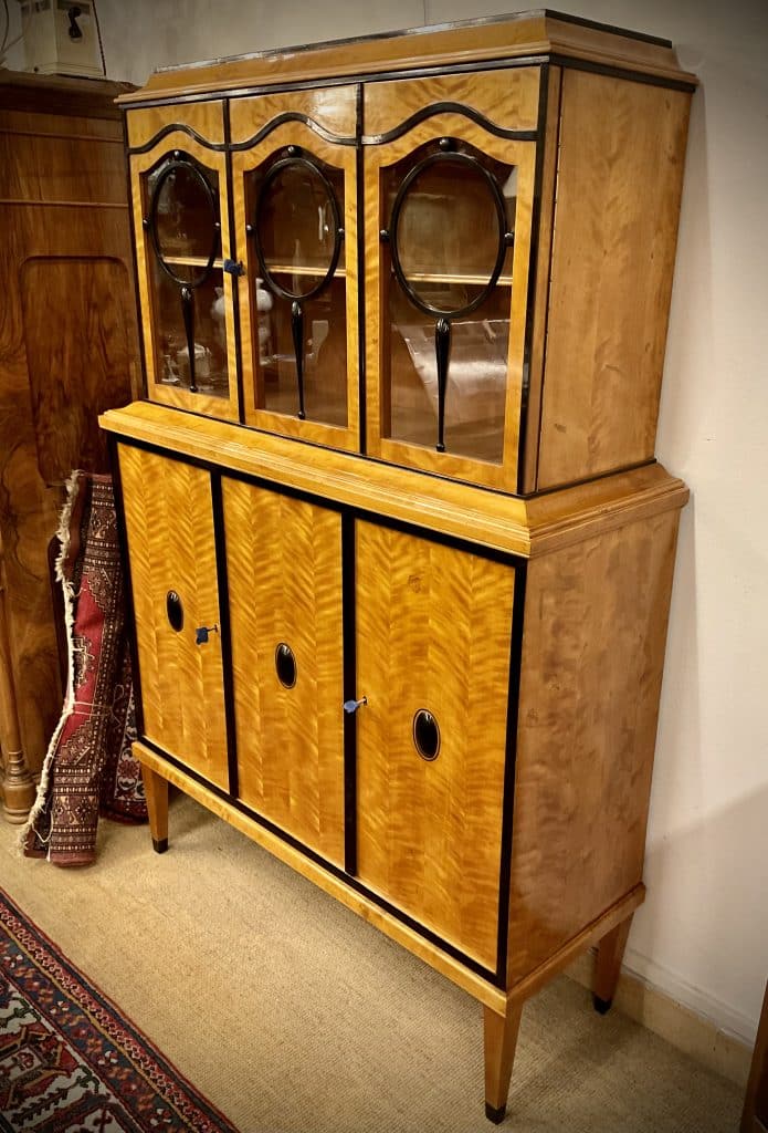 Artdéco salonschränkchen birkenholz – jetzt im kunsthandel berlin entdecken Rtdéco salonschränkchen, birkenholz, um 1920, restaurierter zustand, ebonisierte (schwarze) leisten höhe 174cm