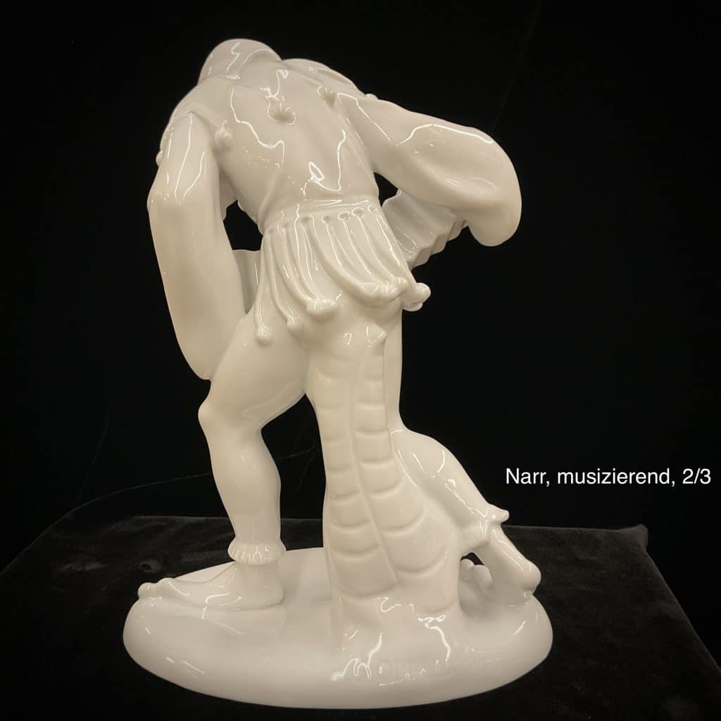 Musizierender narr – jetzt im kunsthandel berlin entdecken Porzellanfigur narr musizierend, monochrom weißfarben, 1919, von gustav oppel (1891-1978) für die schwarzburger werkstätten, künstler-signa