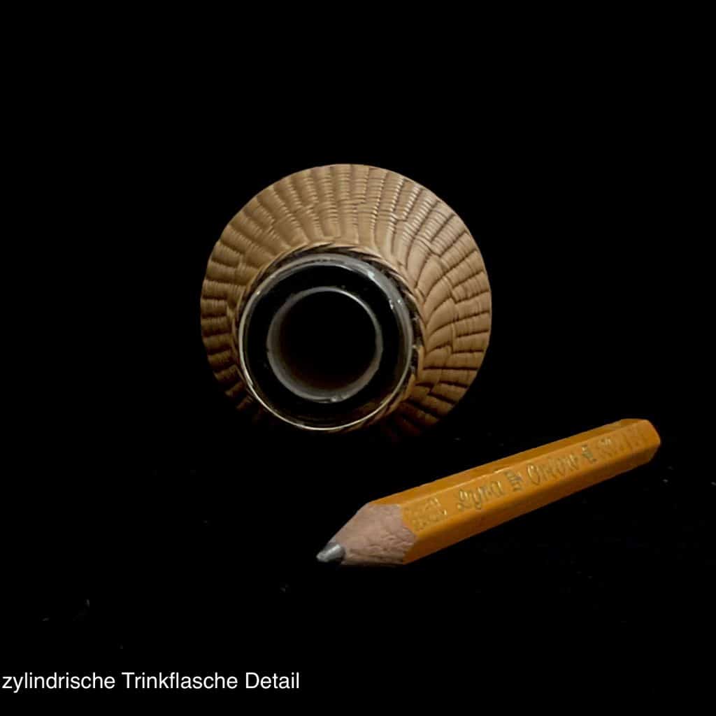 Zwei trinkflaschen aus glas mit feinster korbgeflechtummantelung, jäger-accessoirs, in selten hervorragend erhaltenem zustand! England, um 1850-1870