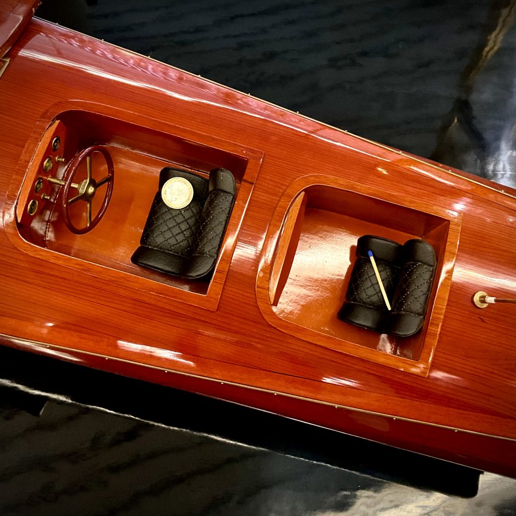 elegantes Modellboot aus Mahagony, ca. 1950er Jahre, nach Art der Riva Modelle, schöne Messingbeschläge und Details
