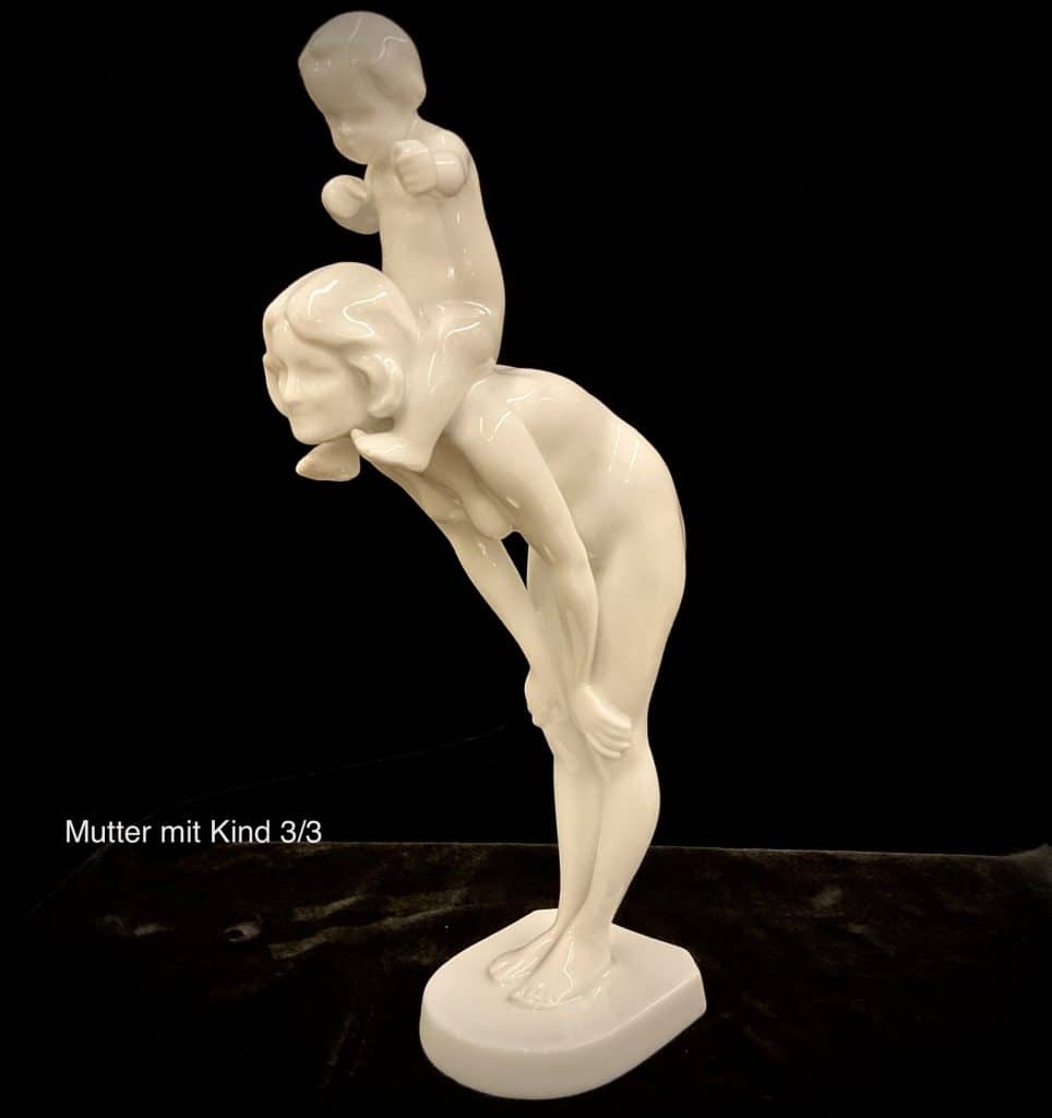 "mutter mit kind" – jetzt im kunsthandel berlin entdecken Bezaubernde porzellanfigur mutter mit kind, monochrom weißfarben, 1919 schwarzburger werkstätten, firmenemblem fuchs unterm sockel vorhanden