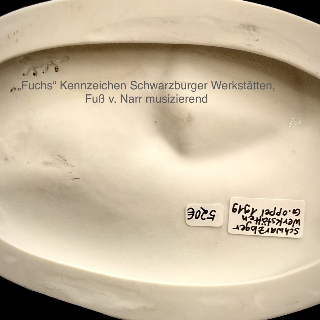 Porzellanfigur Narr musizierend, monochrom weißfarben, 1919, von Gustav Oppel (1891-1978) für die Schwarzburger Werkstätten, Künstler-Signa