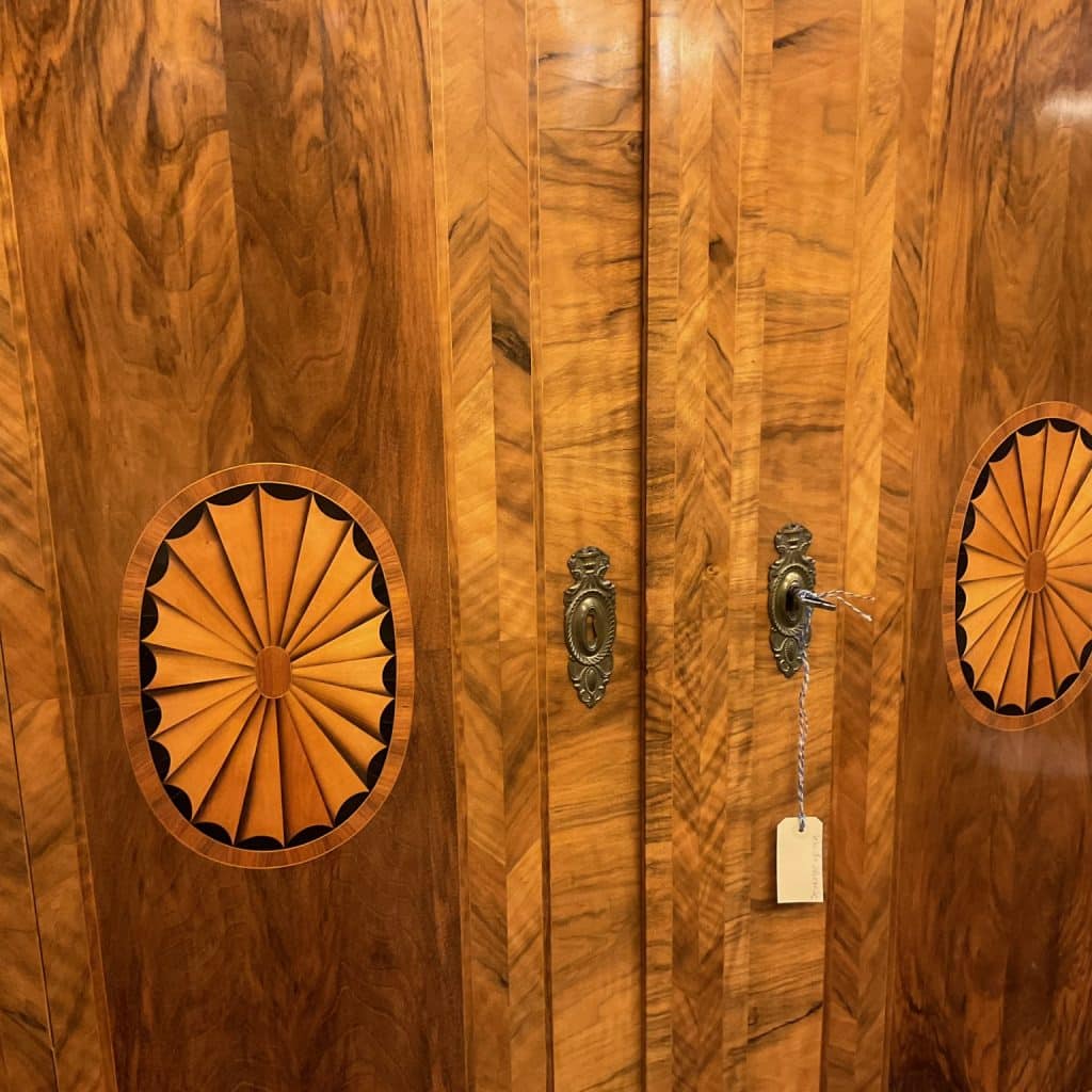 Kleiderschrank ca. 1790 – jetzt im kunsthandel berlin entdecken Kleiderschrank
ca. 1790
nußbaumfurnier, sehr dekorativ, guter erhaltungszustand, nicht restauriert. (b 170 cm, h 220cm, t 63 cm)