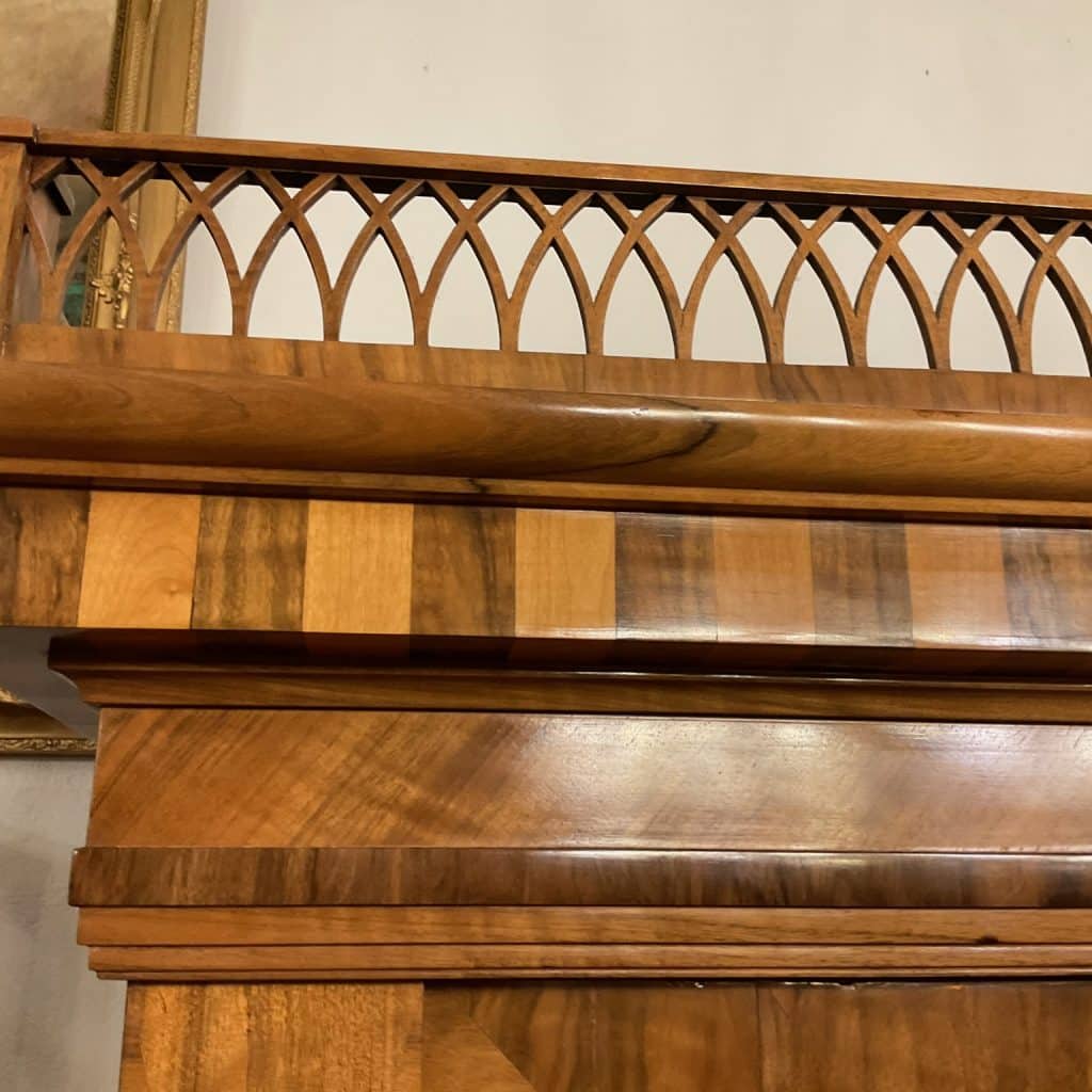 Kleiderschrank ca. 1790 – jetzt im kunsthandel berlin entdecken Kleiderschrank
ca. 1790
nußbaumfurnier, sehr dekorativ, guter erhaltungszustand, nicht restauriert. (b 170 cm, h 220cm, t 63 cm)