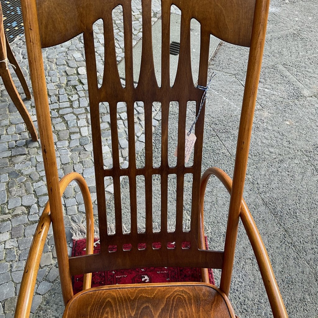 Jugendstil Schaukelstuhl aus Bugholz, um 1905
Entwurf Gustav Siegel geb 1880 in Wien, gest. 1970 ebenda
Österreichischer Innenarchitekt und Möbeldesigner für
Jacob & Josef Kohn