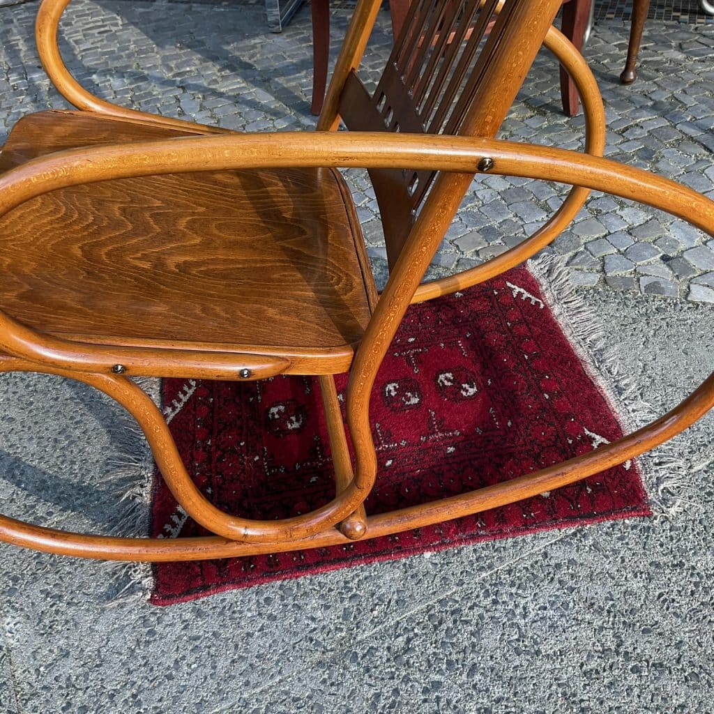 Jugendstil schaukelstuhl – jetzt im kunsthandel berlin entdecken Jugendstil schaukelstuhl aus bugholz, um 1905
entwurf gustav siegel geb 1880 in wien, gest. 1970 ebenda
österreichischer innenarchitekt und möbeldesigner für
jacob & josef kohn