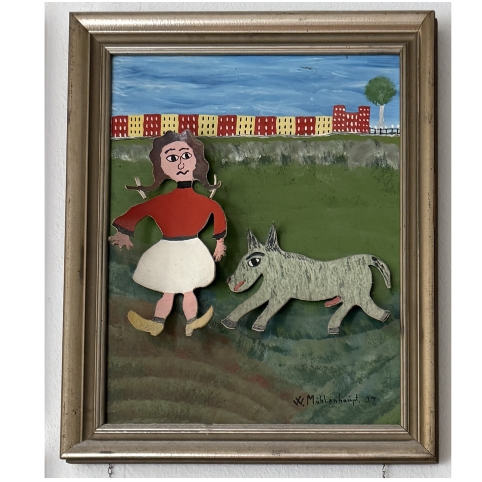 Mädchen mit hund vor wohnblock