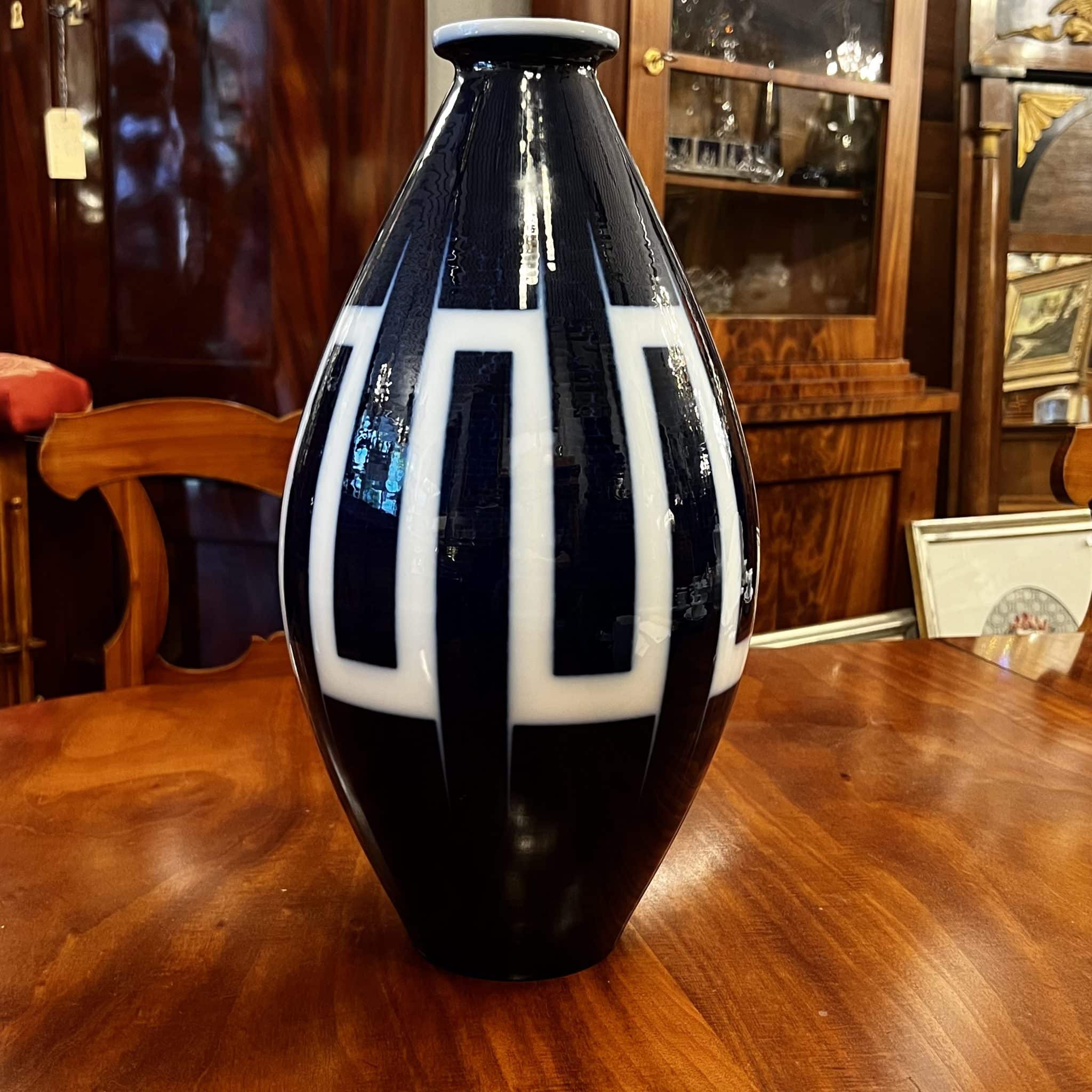 Trude petri kpm-vase – jetzt im kunsthandel berlin entdecken Kobaltblaue_kpm-vase_der__künstlerin_trude_petri