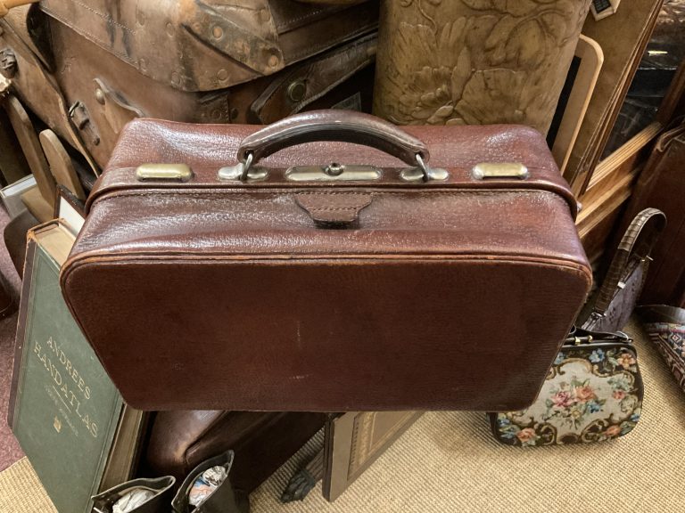 Braune reisetasche – jetzt im kunsthandel berlin entdecken Braune reisetasche • kunst & antiquitäten berlin