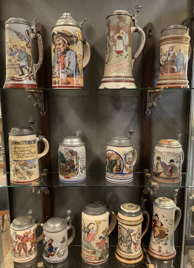 Auswahl an Keramikkrügen • Antiquitäten