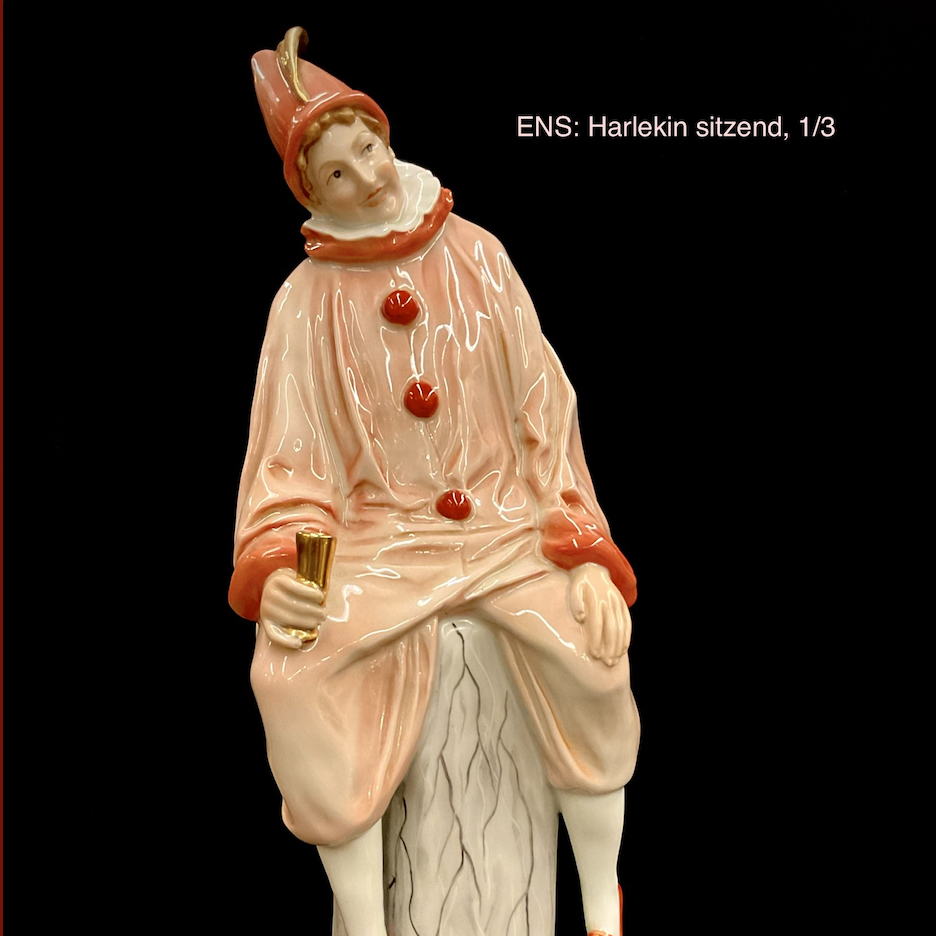 Ens - Porzellanfigur: Harlekin sitzend ca. 1900- 1919, bemalte Fassung vom Bildhauer Anton Büschelberger (1869-1934), Thüringen,