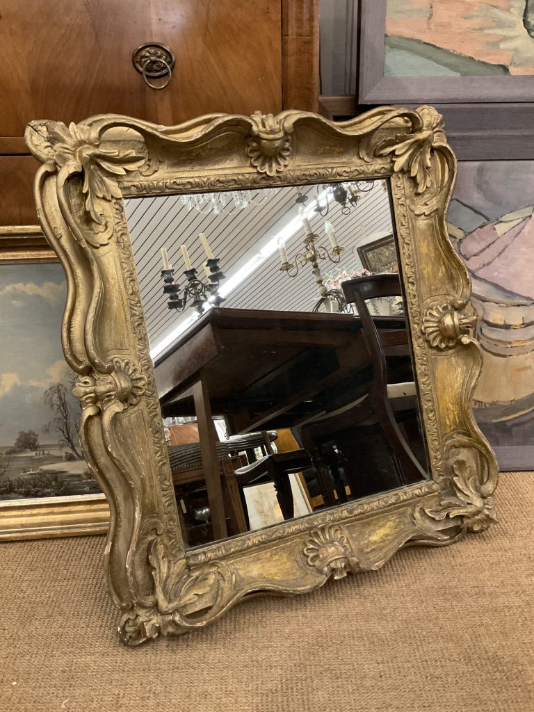 Geschnitzter Spiegel • Antiquitäten