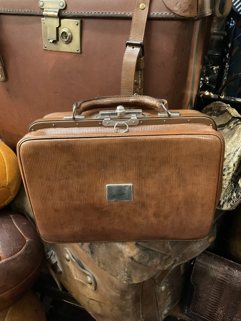Kleine Reisetasche • Antiquitäten