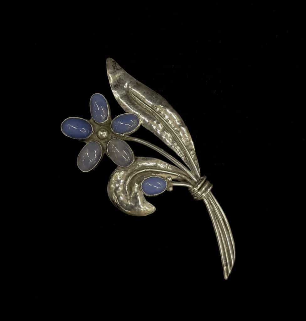 expressiv-stilisierte blaue Blumenbrosche