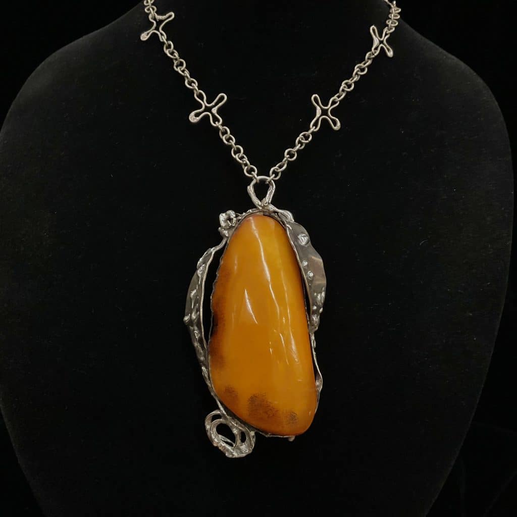 expressives_Bernsteincollier_butterscotch-farbener