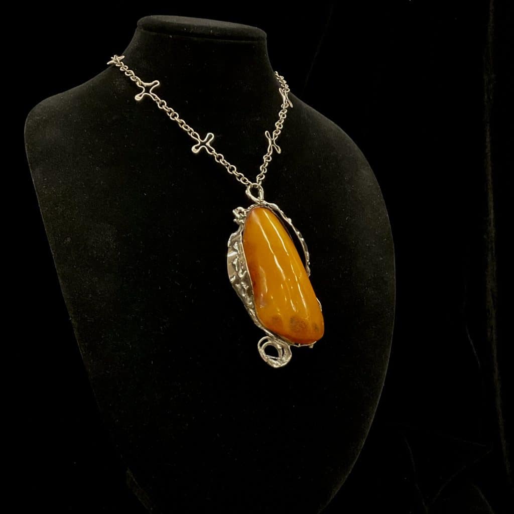 expressives_Bernsteincollier_butterscotch-farbener..